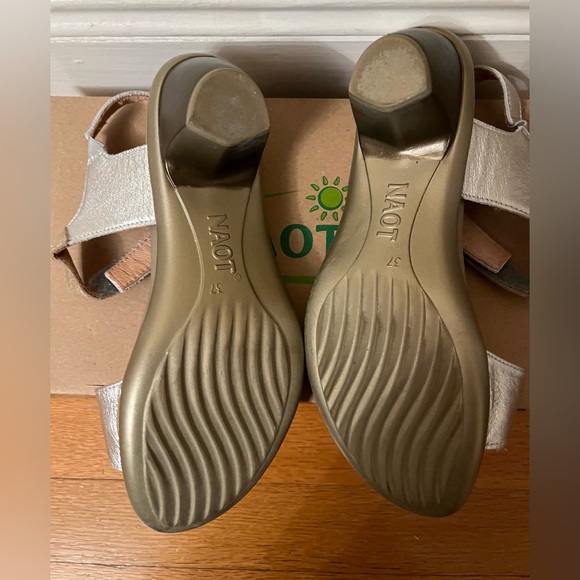 Silver/Gold Sandal - Picture 6 of 9